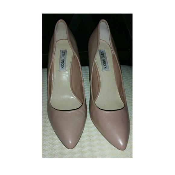 Nude pumps
