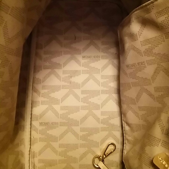 Michael Kors matching purse and wallet - Picture 2 of 4