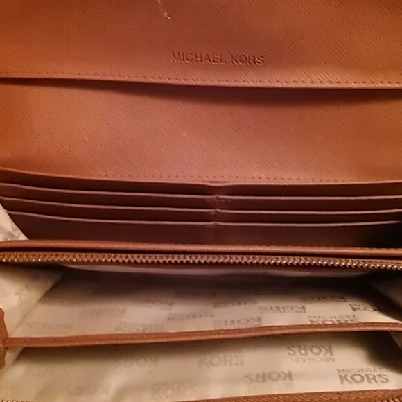 Michael Kors matching purse and wallet - Picture 3 of 4