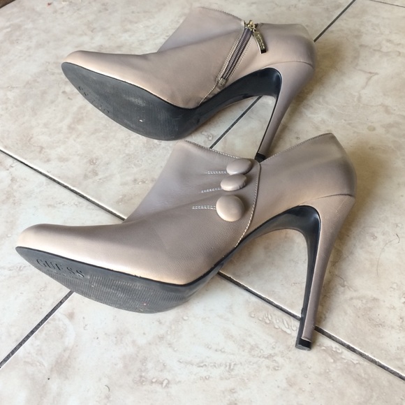 Guess bootie's with buttons !💕🙌🏼 - Picture 2 of 4