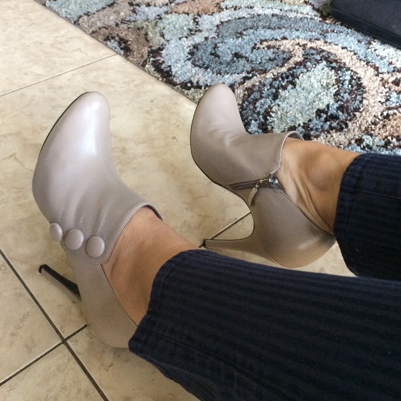 Guess bootie's with buttons !💕🙌🏼 - Picture 4 of 4