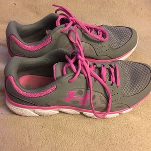 Under armour shoes only worn twice!