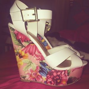 Shoes size 7/8 floral (rue 21)