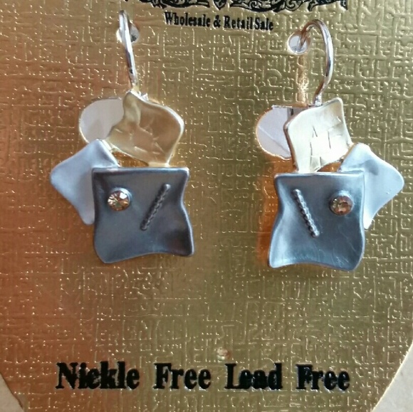 Gorgeous Earing - Picture 2 of 4
