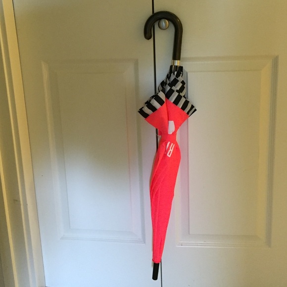VS hot pink umbrella