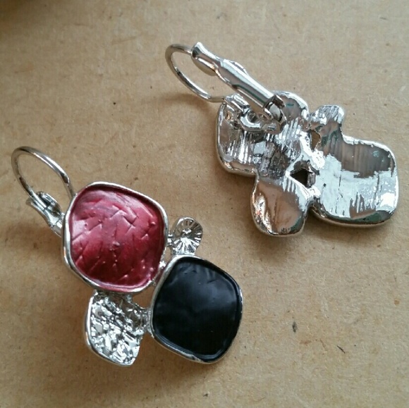 Red Earing - Picture 2 of 4