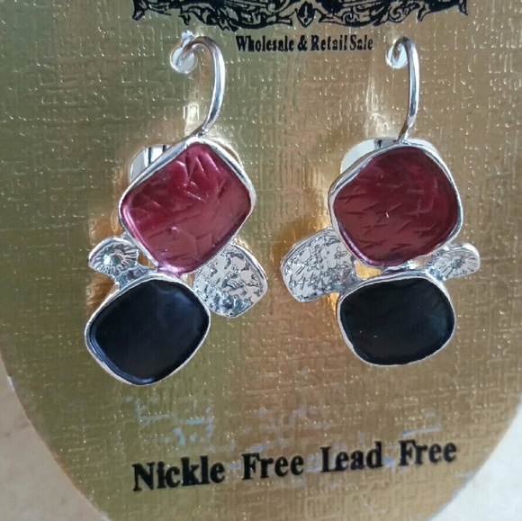 Red Earing - Picture 3 of 4