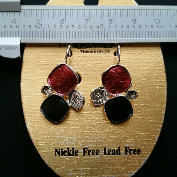 Red Earing - Picture 4 of 4