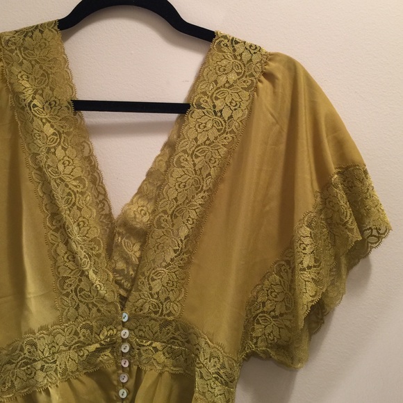 Bundle 3 w/ 🔴 $12 🎆 Dressy Top - Picture 2 of 4