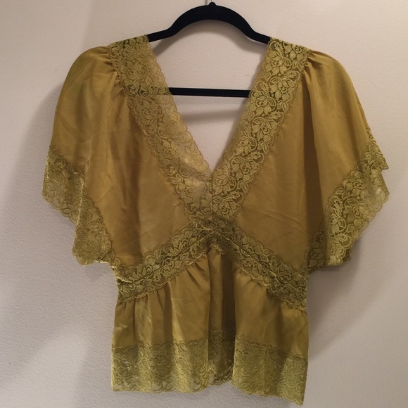 Bundle 3 w/ 🔴 $12 🎆 Dressy Top - Picture 3 of 4