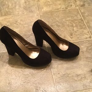 PLAIN BLACK PUMPS