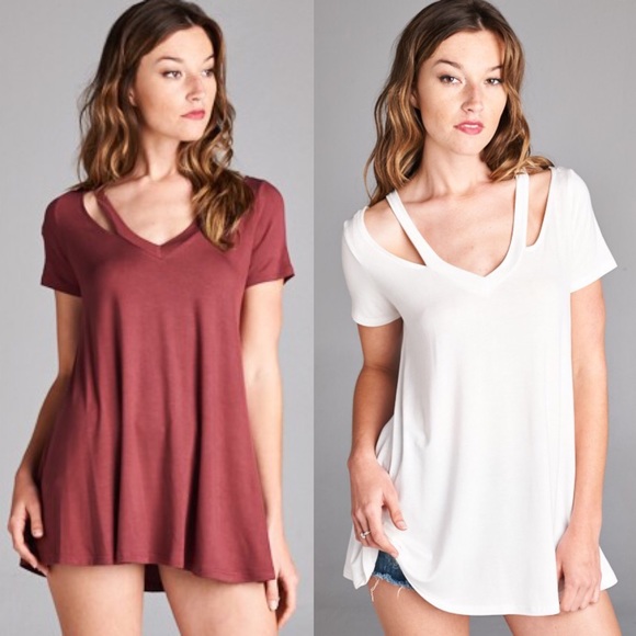 🚨1 HR SALE🚨LOLA V neck cut out top - BLACK - Picture 2 of 3