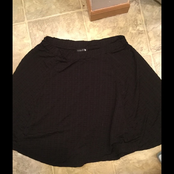 BLACK TEXTURED CIRCLE SKIRT