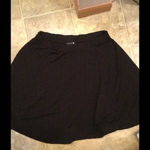 BLACK TEXTURED CIRCLE SKIRT