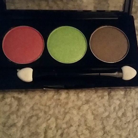 Eyeshadow - Picture 2 of 3