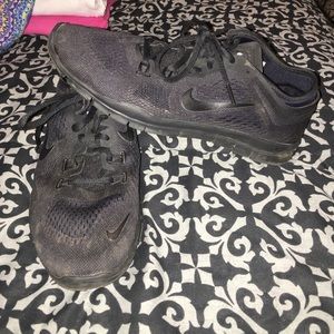 ON HOLD !!! All black NIKE running shoes