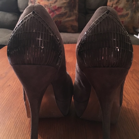 H by Halston Gray Suede Pumps w/ Gun Metal Details - Picture 2 of 4