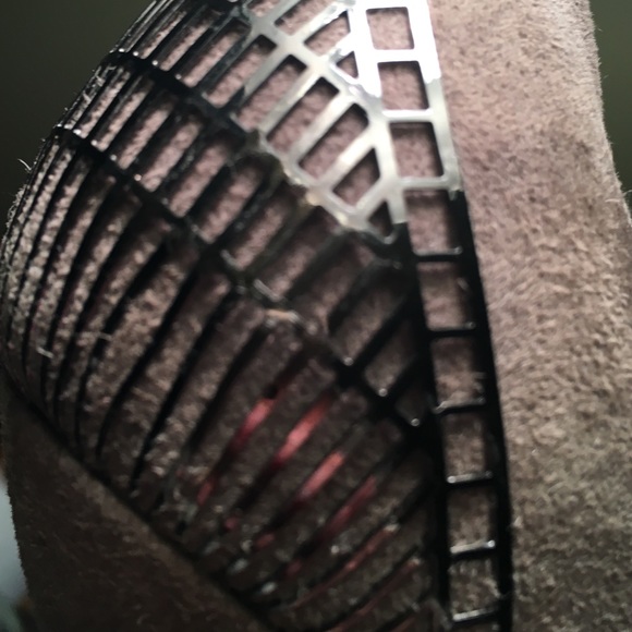 H by Halston Gray Suede Pumps w/ Gun Metal Details - Picture 3 of 4