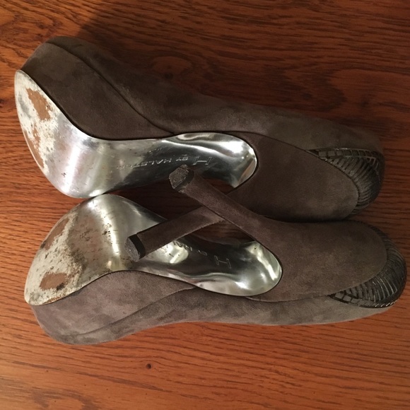 H by Halston Gray Suede Pumps w/ Gun Metal Details - Picture 4 of 4