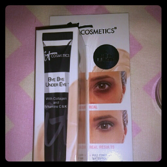 Makeup eye concealer