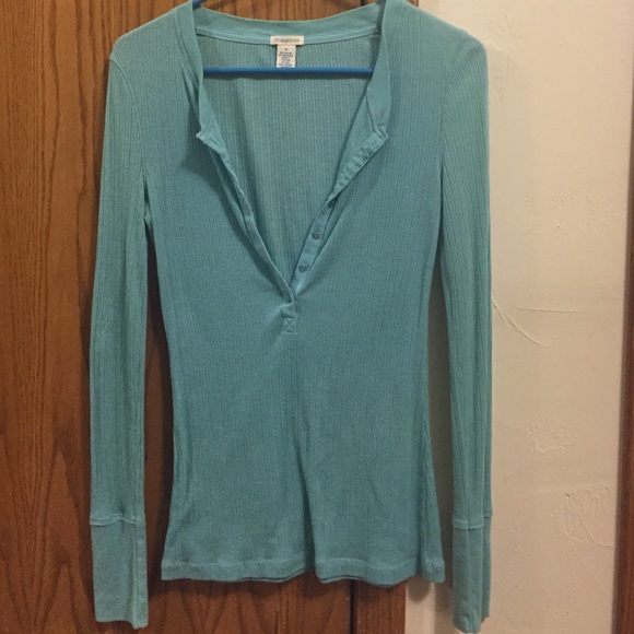 Long sleeve t shirt. Teal. Button up