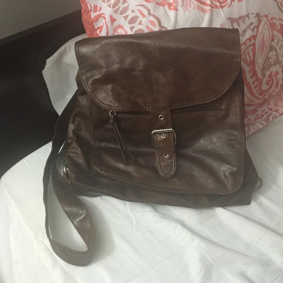 Brown shattle bag