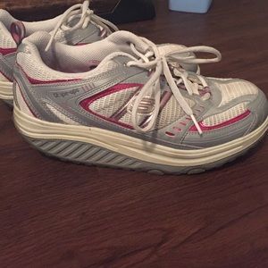 Skechers shape ups - women's 9 1/2.