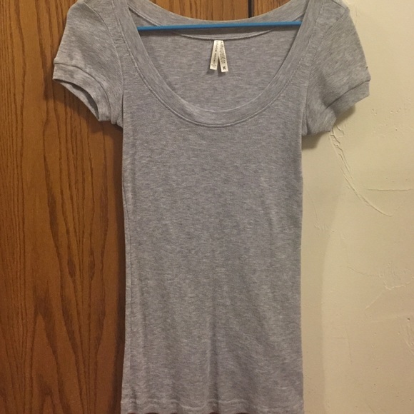 Short sleeve heather gray t shirt.