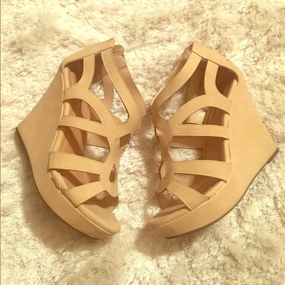 Cute suede wedges 👠