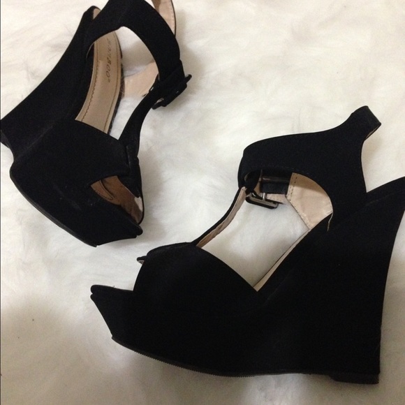 Black comfortable t strap heels