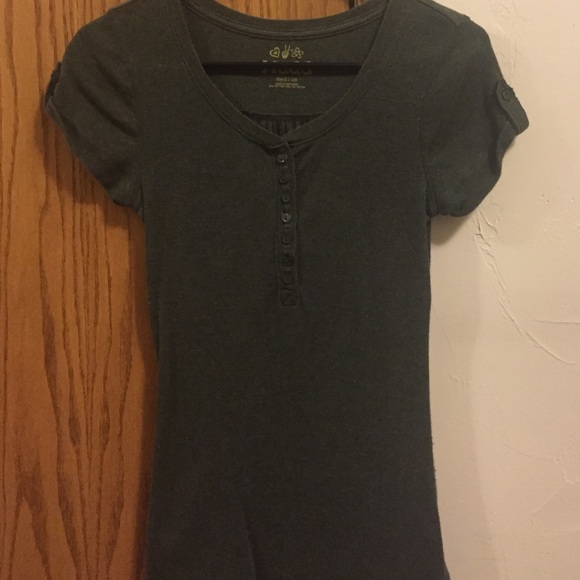 Short sleeve olive green t shirt. Like new!!