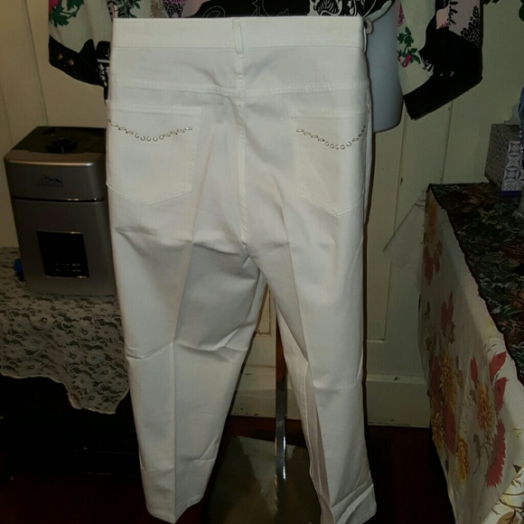 DENIM & CO WHITE CROP WITH GOLD/WHITE HARDWARE. - Picture 2 of 3