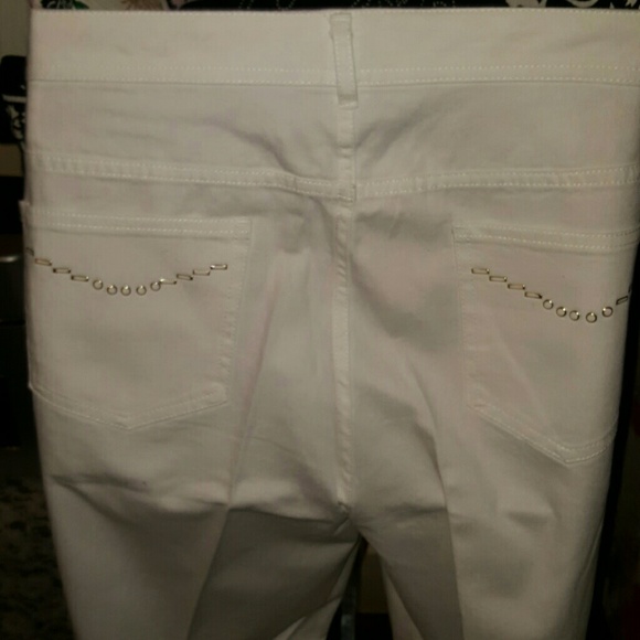 DENIM & CO WHITE CROP WITH GOLD/WHITE HARDWARE. - Picture 3 of 3