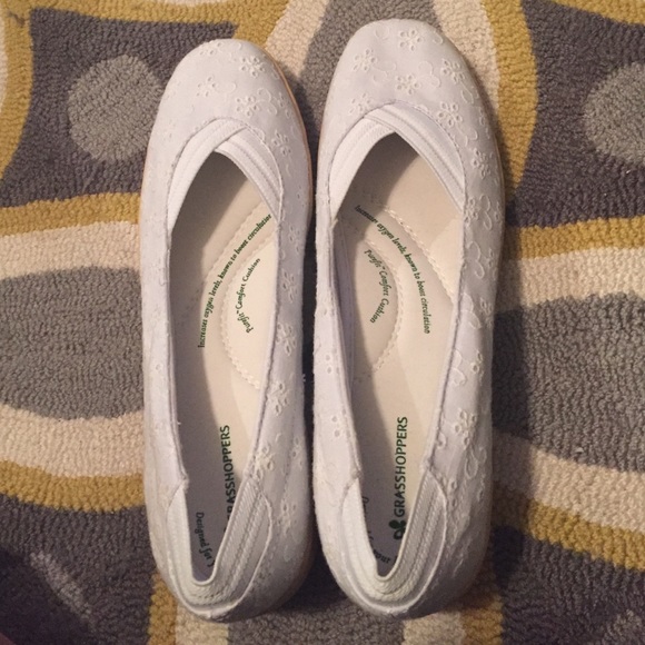 Grasshoppers white patterned flats w/ comfy sole