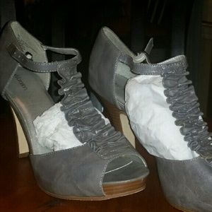 Xhilaration ruffle heel