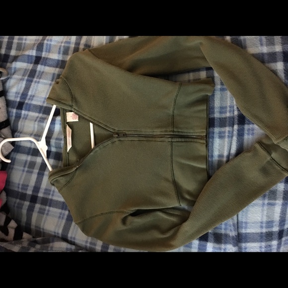 Hunter green long sleeve crop top
