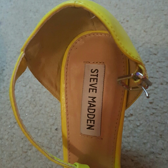 Steve Madden Neon Yellow Pumps - Picture 2 of 4