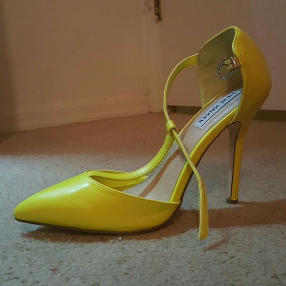 Steve Madden Neon Yellow Pumps - Picture 3 of 4