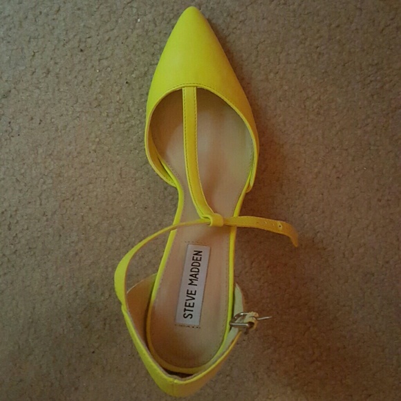 Steve Madden Neon Yellow Pumps - Picture 4 of 4
