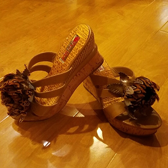 Two Lips Feather detail heels