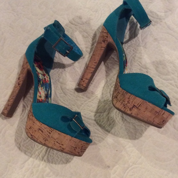 JUST FABULOUS SEXY, GORGEOUS AQUA HIGH HEELS! - Picture 3 of 4