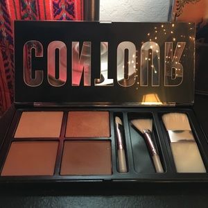 ✨Contour Kit w/ Brushes✨