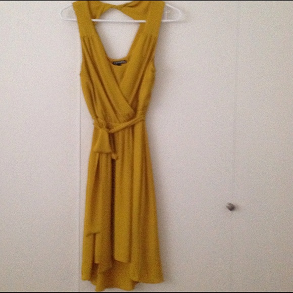 Dress with keyhole back