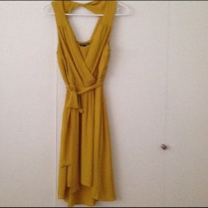 Dress with keyhole back