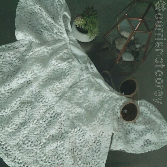 ️FINAL SALE🚨Lace off-shoulder top - Picture 2 of 3