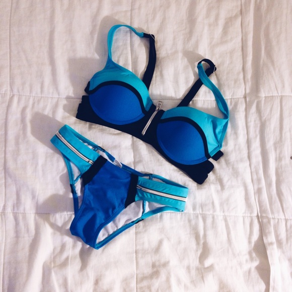 Blue strappy bikini ☻