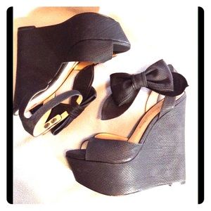 Penny loves Kenny black wedges