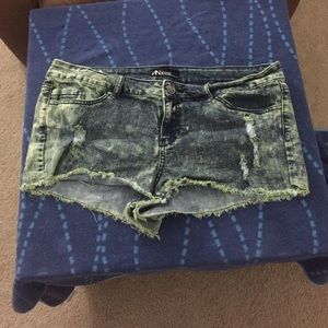 [JUNIORS] Green acid-wash jean shorts