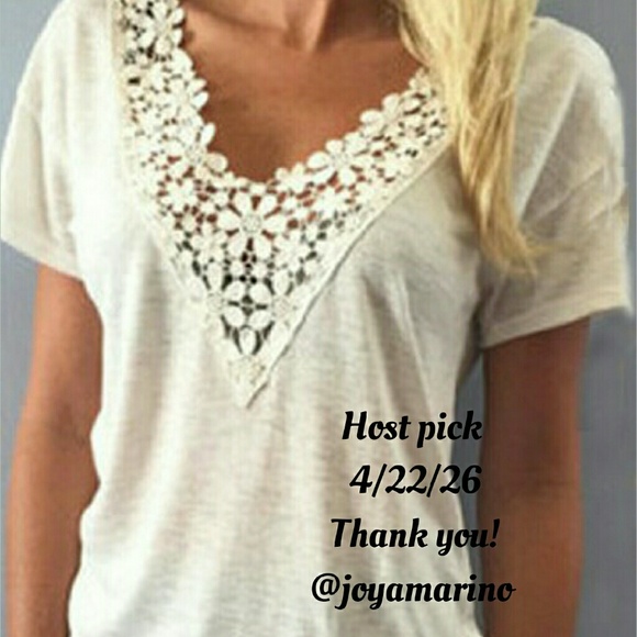 CLEARANCE!!!🎉HP🎉White v neck t-shirt