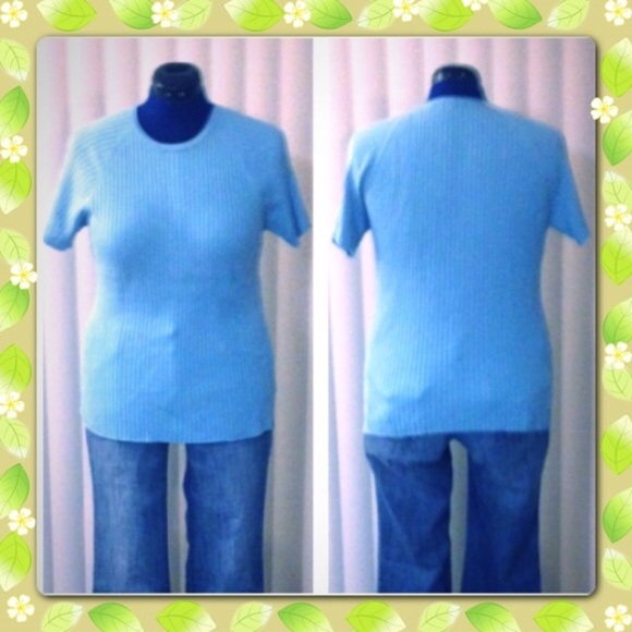 Baby blue short sleeved sweater. - Picture 2 of 4